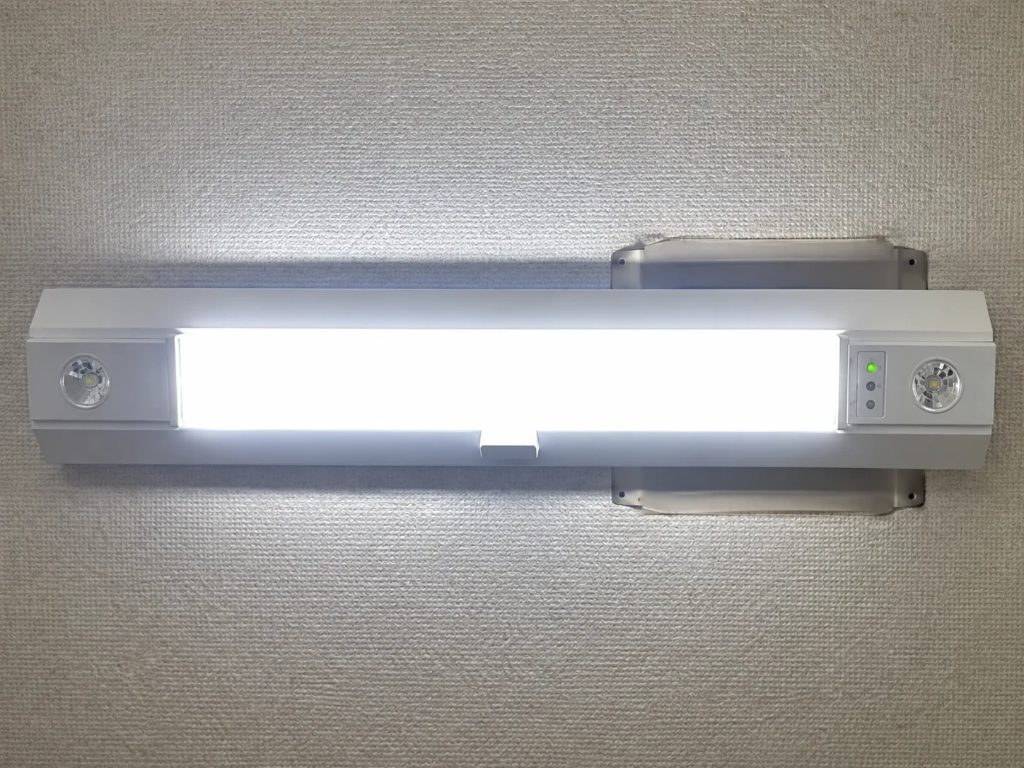 非常灯を兼ねたLED照明器具の施工後